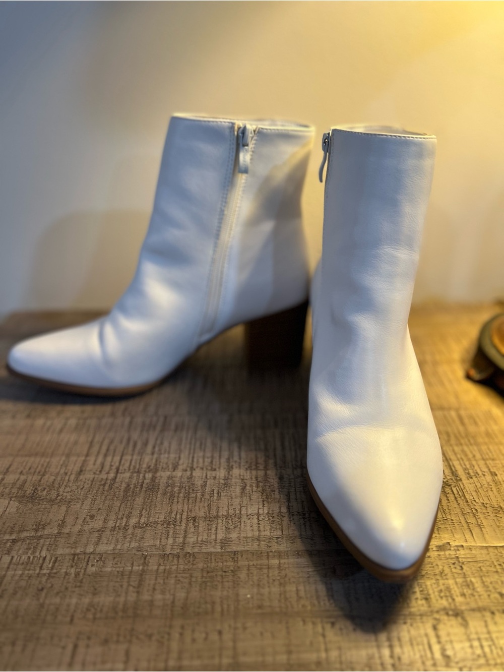Weeboo White Ankle Booties w/Inside Zip and Stacked Heel. Size 8